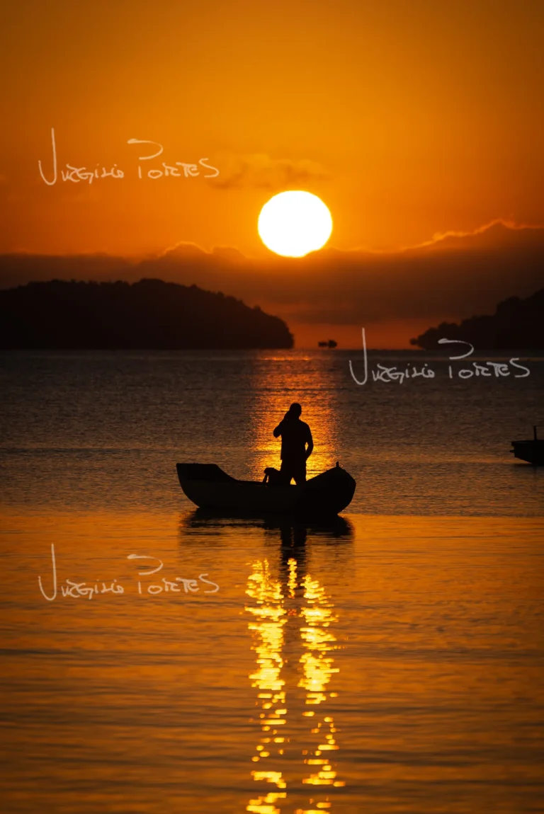 pescador_caiçara_amanhecer_alinhamento_sol_praia_barco_jabaquara_paraty_ Virgilio Portes - Photo tour - Fotografia